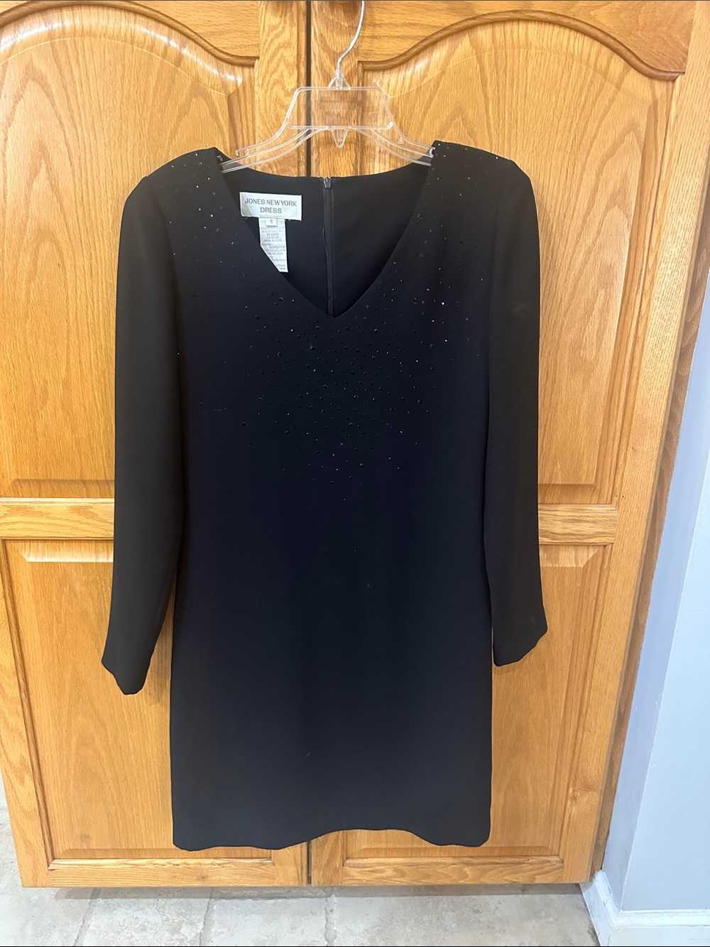 Jones New York Black Long Sleeve V-Neck Dress with Neckline Accents. Size 4.